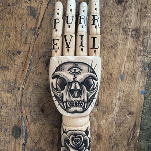 MINI houten hand met een kattenschedel en roos tattoo-ontwerp