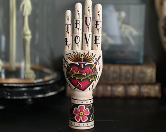 MINI main en bois avec un coeur sacré et un tatouage de fleurs