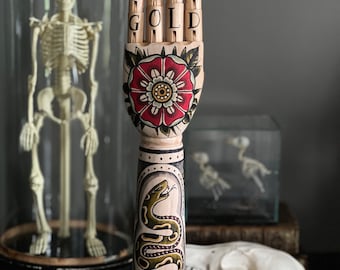 Holzarm und -hand mit Mandala-, Schlangen- und Rosen-Tattoo-Design