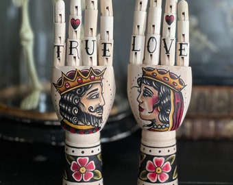 Set MINI Hände aus Holz mit einem Tattoo-Design König und Königin
