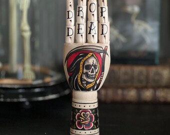 MINI Hand aus Holz mit einem Sensenmann und Rosen Tattoo Design