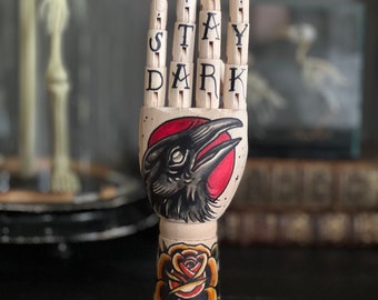 MINI Hand aus Holz mit einem Krähe und Rose Tattoo Design