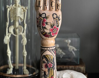 Holz Arm und Hand mit einem Hufeisen, Zigeuner und Rose Tattoo-Design