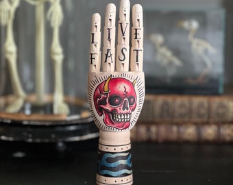 MINI-Holzhand mit gehörntem Totenkopf und Flammen-Tattoo-Design