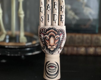 MINI Hand aus Holz mit einer Ziege und Mond Tattoo-Design