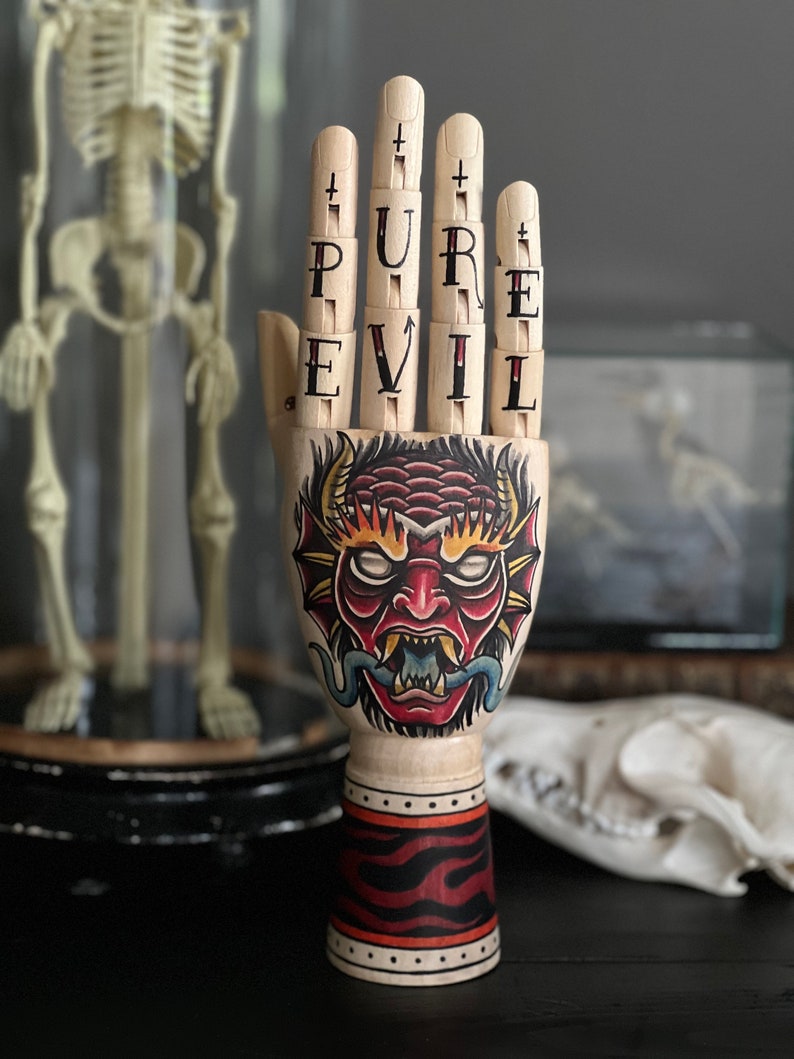 Hand aus Holz mit einem Dämon und Flammen Tattoo Design Bild 1