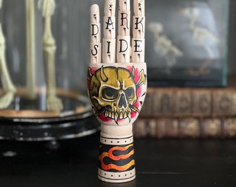 MINI-Holzhand mit Totenkopf- und Flammen-Tattoo-Design