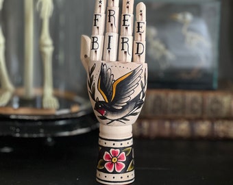 MINI-Holzhand mit Schwalbe und Blumen im traditionellen Tattoo-Design