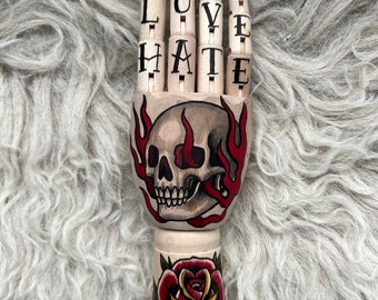MINI-Holzhand mit einem Totenkopf mit Flammen und Rosen-Tattoo-Design