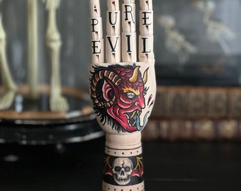 Mini tatouage main en bois avec un démon et une tête de mort ailée