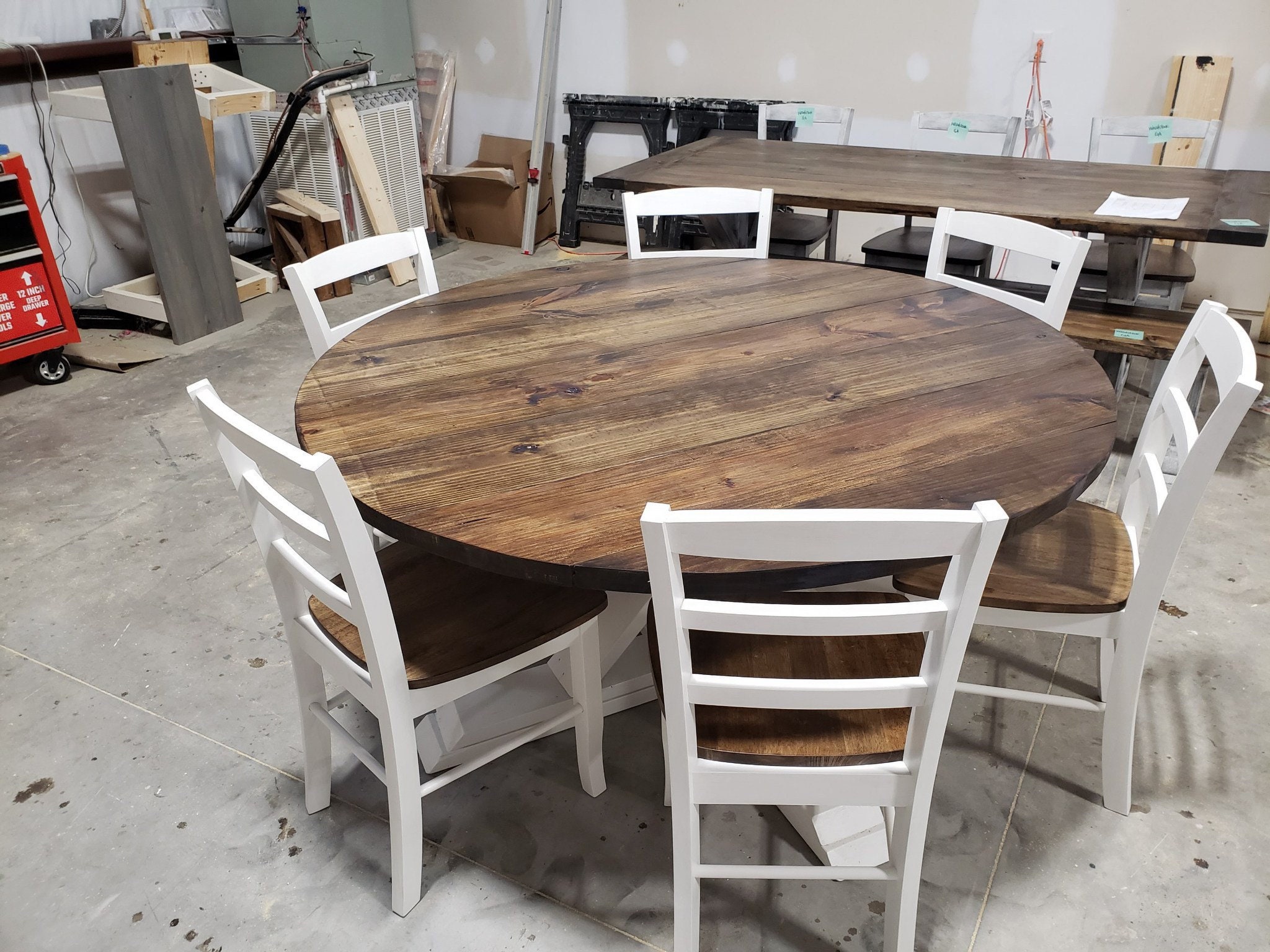 farmhouse kitchen ideasusing round table and chair