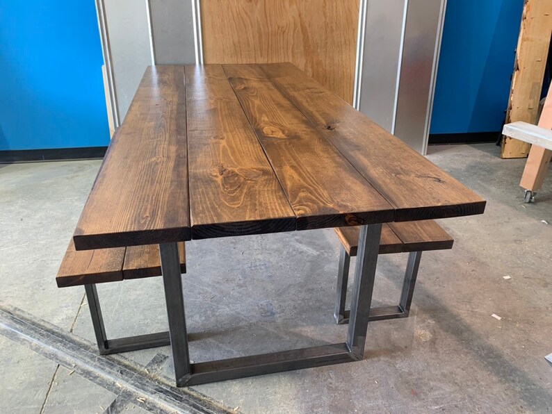 Mesa de granja industrial con bancos patas de acero rústico | Etsy