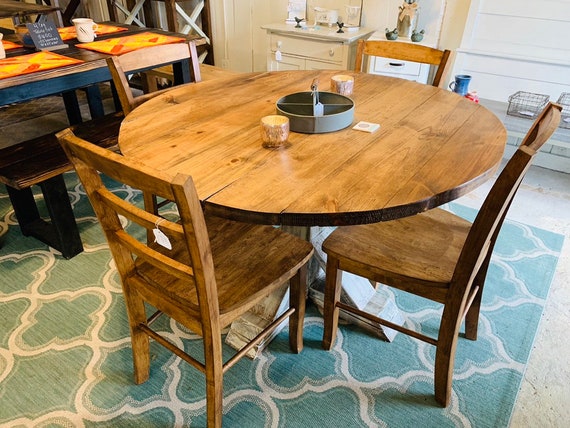 Mesa redonda de granja rústica con sillas, base estilo pedestal único, tapa  marrón provincial con base blanca en apuros, pequeño comedor de madera -   México