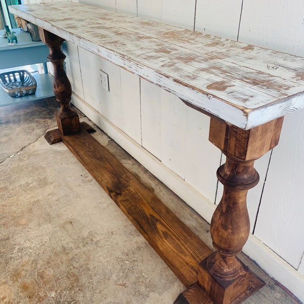 Rustic Farmhouse Entryway Table: Weathered White Top, Turned Legs