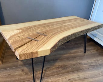 Mesa de centro de fresno olivo con borde natural hecha a mano y patas de horquilla