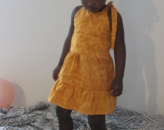 algodón cansado vestido de niño