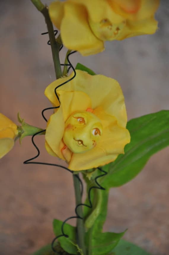 ALICE IN WONDERLAND TALKING FLOWERS /"YELLOW SWEET PEAS/" BY SUTHERLAND
