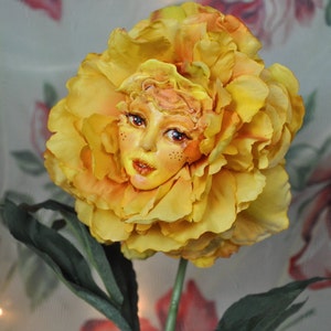 Alice in Wonderland (non) Talking Flowers &quot;GOLDEN PETALS&quot; by Sutherland for party props and displays