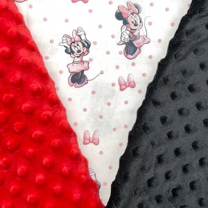 K&ouml;nnte beinhalten: Nahaufnahme von drei verschiedenen Stoffen. Links ein roter, strukturierter Stoff mit einer unebenen Oberfl&auml;che. In der Mitte befindet sich ein wei&szlig;er Stoff mit einem Minnie-Maus-Muster und rosa Punkten. Rechts ist ein schwarzer, strukturierter Stoff.