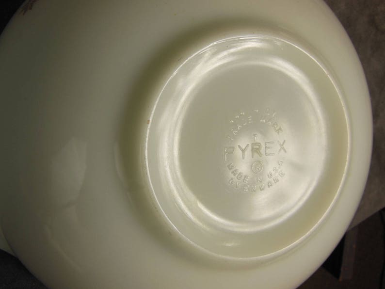 444 Pyrex Town and Country 4 QT Cinderella Bowl