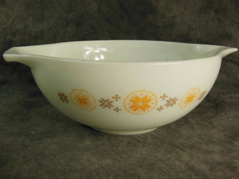 444 Pyrex Town and Country 4 QT Cinderella Bowl