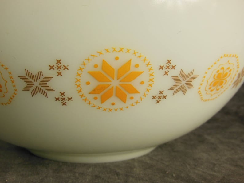 444 Pyrex Town and Country 4 QT Cinderella Bowl