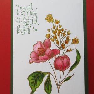 Tarjeta de cumpleaños, "¡Un día especial para una persona especial!", hermosas flores rosas y amarillas, resaltadas con gemas. Tarjeta de 5 X 7".