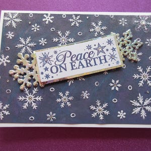 Biglietto di Natale fatto a mano, pezzo unico, con fiocchi di neve, "Pace sulla Terra", biglietto argento, bianco e blu-viola, 5 X 7".
