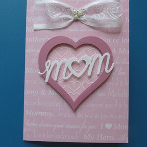 Carte de fête des mères, faits à la main, sentiments doux au sujet de MOM -- papier de fond, coeur avec « MOM » à travers, arc.  Belle carte...