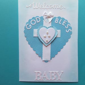 Biglietto per neonato, "Welcome Baby", blu e bianco, cuore in rilievo con croce. "God Bless". Pezzo unico. Biglietto 5 X 7".