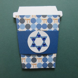 Carta regalo Hanukkah, tazza da viaggio sagomata per caffè / tè / cacao.  Carta regalo unica, divertente da regalare divertimento da ricevere! Unico nel suo genere!