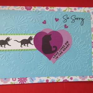 Carte de sympathie pour chat, « Tellement désolé », « l'amour vit dans le cœur », le chaton s'installe dans votre cœur et vivra pour toujours.