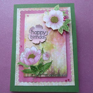 Belle carte « Joyeux anniversaire » faite main.  Fleurs de pivoine encadrées dans un cadre rose festonné. Pour faire plaisir à coup sûr.