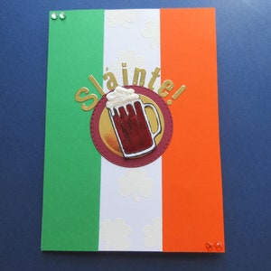 Biglietto di auguri di San Patrizio, fatto a mano, unico nel suo genere, "Slainte!" (Salute-Salute.) Saluti irlandesi! Una pinta di birra per festeggiare.
