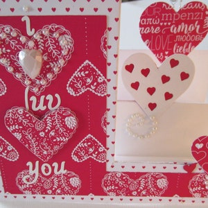 Stand UP Step carte - 3D Valentines Day Card Handmade, « i luv you » rouge et blanc, avec beaucoup de cœurs, et des perles