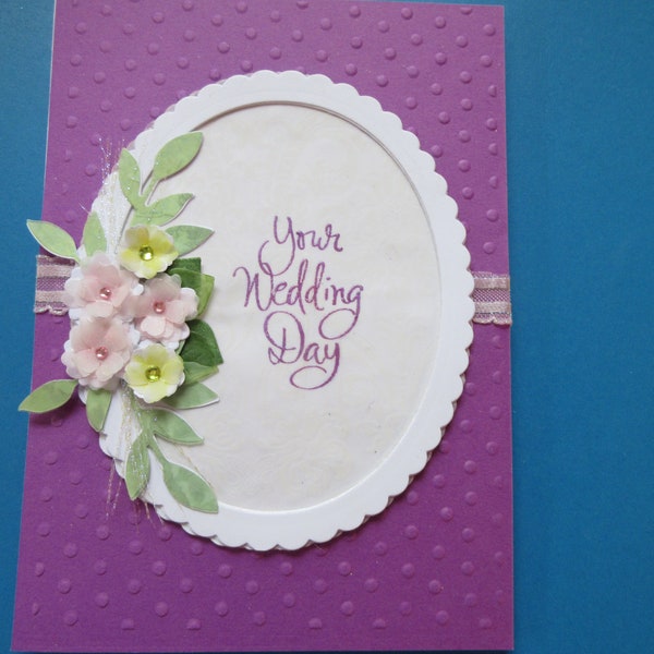 Belle carte de mariage, « Le jour de votre mariage », devant ovale avec fleurs et feuilles en soie. Fond violet doux, ruban rose fantaisie, UNIQUEMENT.