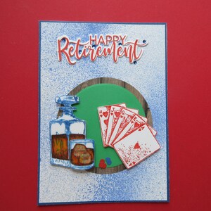 Carta di pensionamento, carte da gioco a tema con whisky preferito.  Scala reale/patatine, caraffa di whisky, bicchiere di whisky.