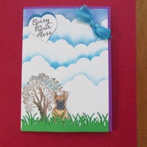 Sympathy Dog, Cane Toro francese, "Scusa per la tua perdita" seduto nell'erba sotto l'albero preferito.  (Unico nel suo genere!!)