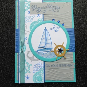 Carte de retraite, thème de la voile : « Félicitations pour votre retraite », voilier sur les vagues, avec une ancre, un noeud, une boussole, des étoiles de mer, la barre