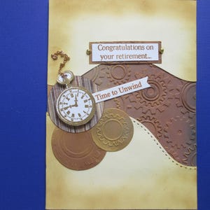 Carte de retraite « Il est temps de se détendre », montre de poche, « Félicitations pour votre retraite ».  pignons en relief en arrière-plan. Unique en son genre, 5 X 7