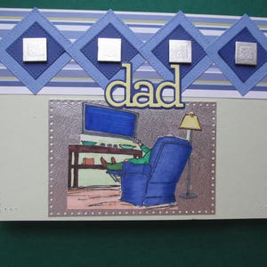 Biglietto per la Festa del Papà: "papà" seduto sulla sua poltrona preferita a guardare la TV. Si gode la giornata! Fatto a mano, 13x18 cm, pezzo unico.