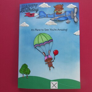 Carte d’anniversaire pour Sweet kiddo, « Joyeux anniversaire », petit ours dans son avion, a amené copain à parachuter vers le bas avec votre ballon, Fun Card!!!