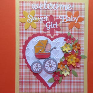 ベビーカード、「Welcome Sweet Baby Girl」、ベビーカーに乗った赤ちゃんと白いハートの上にたくさんの花が描かれた、美しいカラフルな 3D カード。5 x 7 インチ