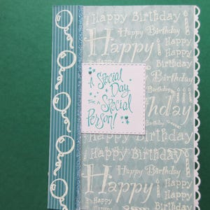 Tarjeta de cumpleaños hecha a mano, "Día especial para un Perón especial!", fondo "Feliz Cumpleaños", velas y globos flotantes. Borde festoneado.