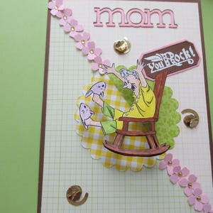 Biglietto per la Festa della Mamma, "Mamma" "Sei fantastica!". Mamma su una sedia a dondolo. (muovi la sedia e trema) Biglietto colorato e unico nel suo genere. Biglietto divertente 13x18 cm.