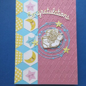 Herzlichen Glückwunsch zu Ihrem neuen Baby, „Glückwunsch“, Baby-Schuhe, der Mond und die Sterne.  Farbenfrohe 13x18cm Karte, handgemacht.