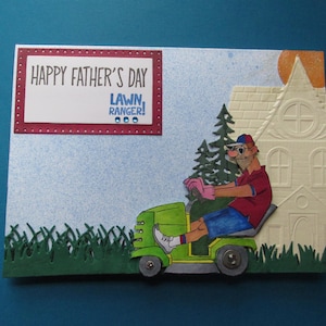 Divertente interpretazione del biglietto per la Festa del Papà: "Buona Festa del Papà, LAWN RANGER!", papà su un tosaerba. Fatto a mano, pezzo unico. Biglietto 13x18 cm.