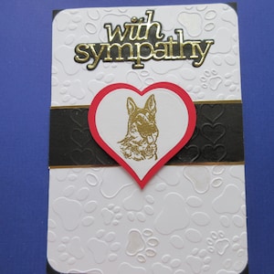 Simpatia per il pastore tedesco, "With Sympathy", ritratto di Shepard incorniciato da un cuore rosso. Sfondo di stampa della zampa. Carta unica nel suo genere.