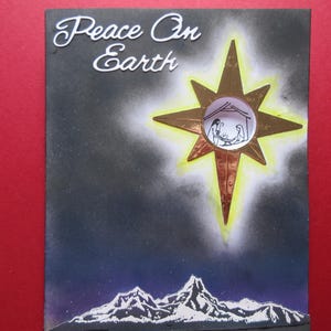 Carte de Noël faite main, magnifique « Paix sur la terre », l'étoile d'or (étoile de Bethléem) avec la Nativité, la naissance de Jésus.  Les montagnes et