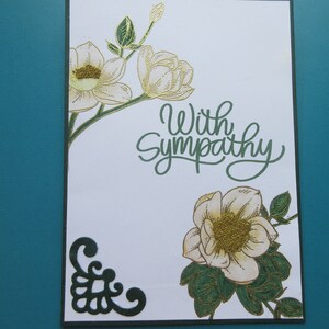 Sympathiekaart, prachtige magnoliabloemen met gouden kralen.  "With Sympathy", handgemaakt, uniek,